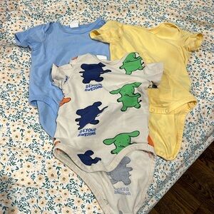 H&M unisex infant 4-6 months short sleeves onesies 3 pieces bundle